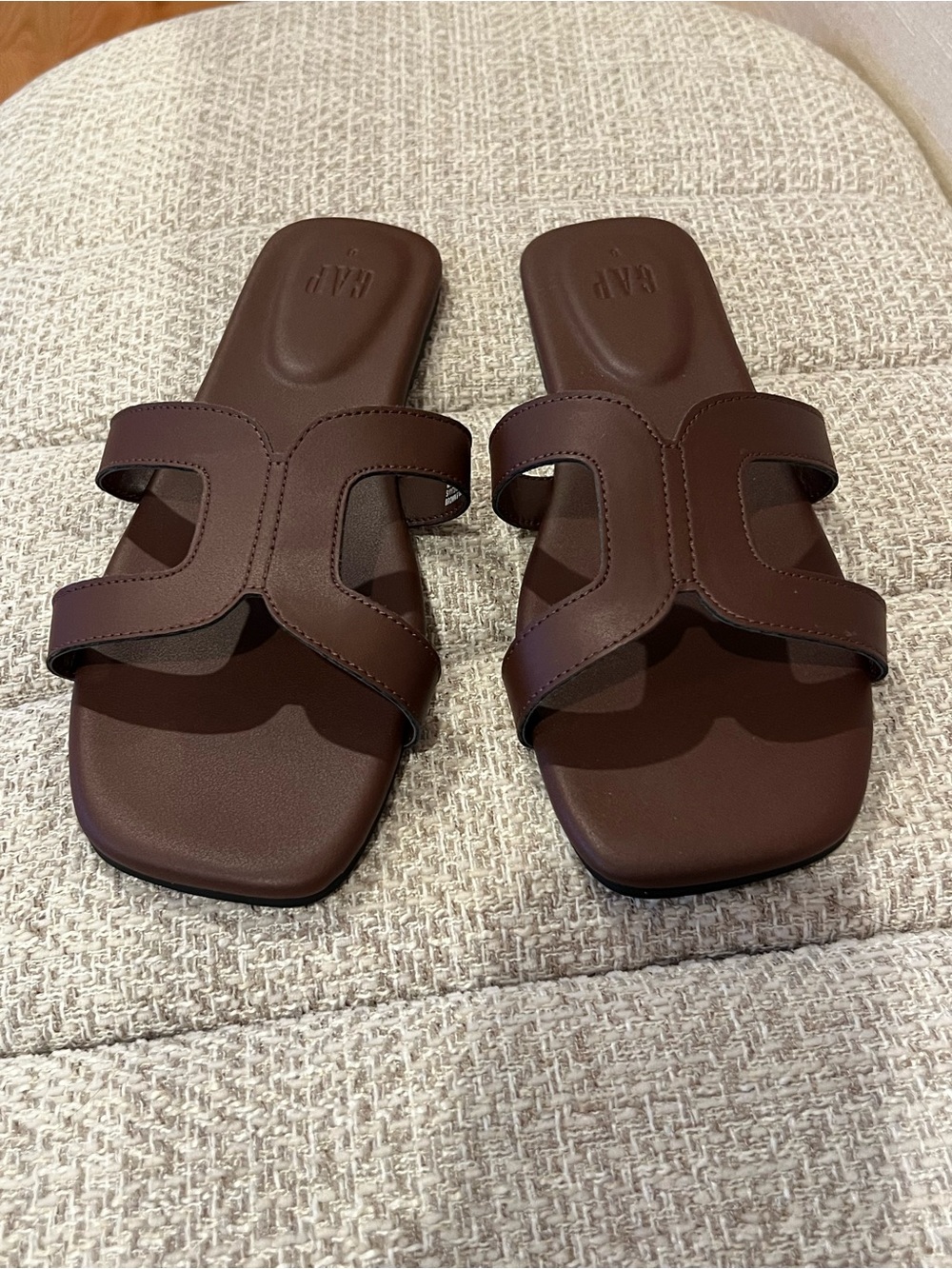 NWOT. GAP slide-on sandals featuring a stylish H-strap design.